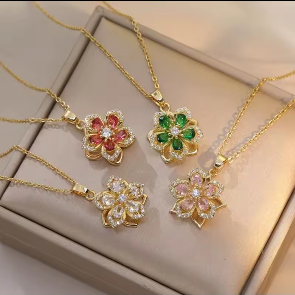 Elegant Floral Pendant Necklace Set in Gold